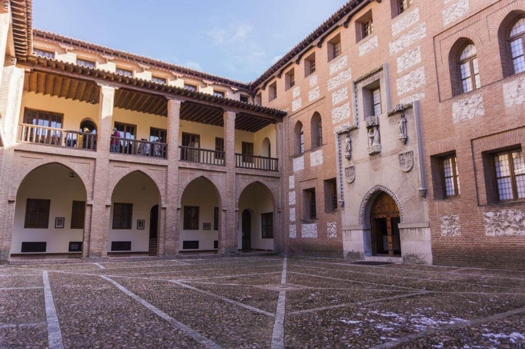 patio-armas-castillo-mota